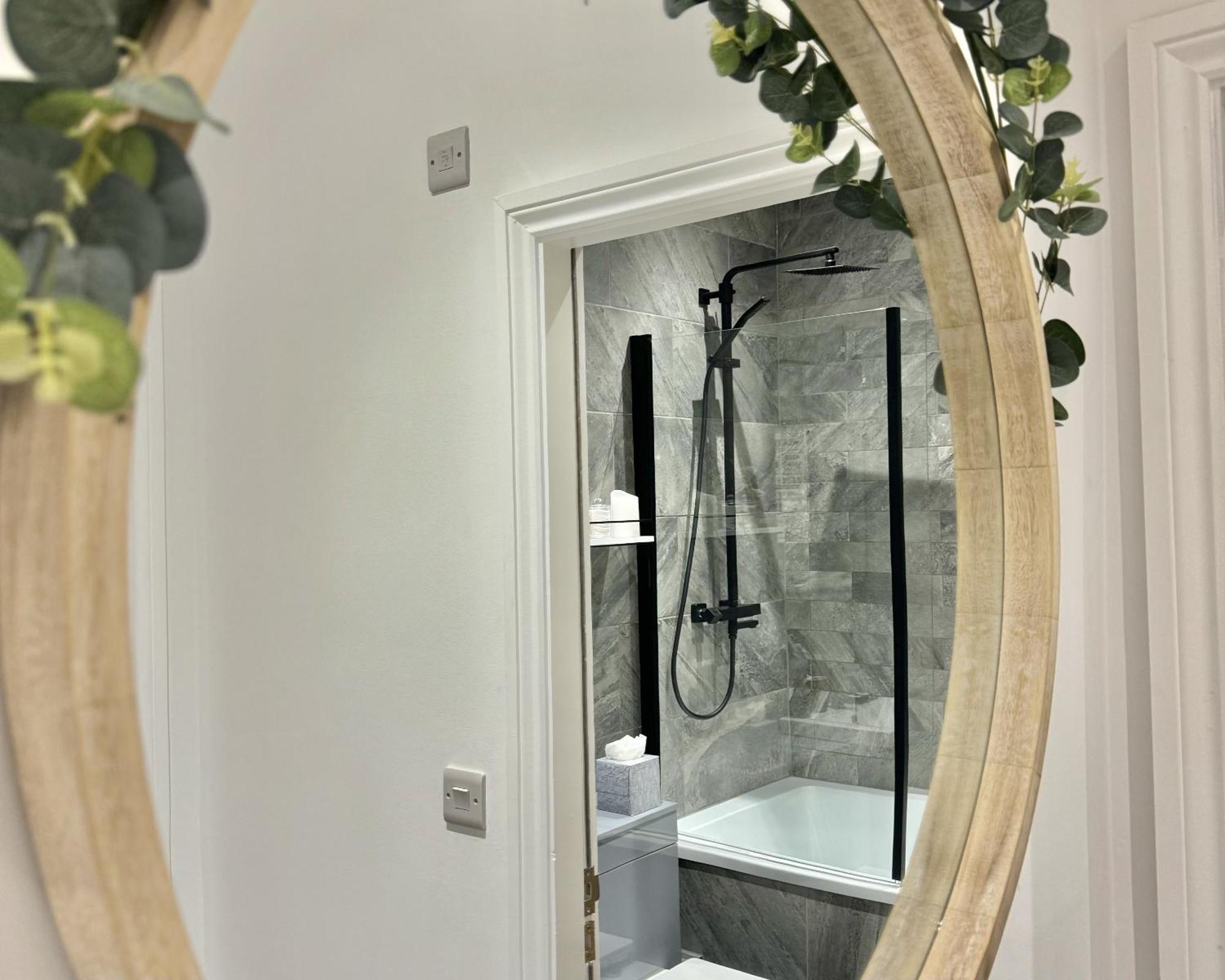The Yorkshire Crown - Luxury Apartment - Free Parking Nearby Harrogate Exterior photo