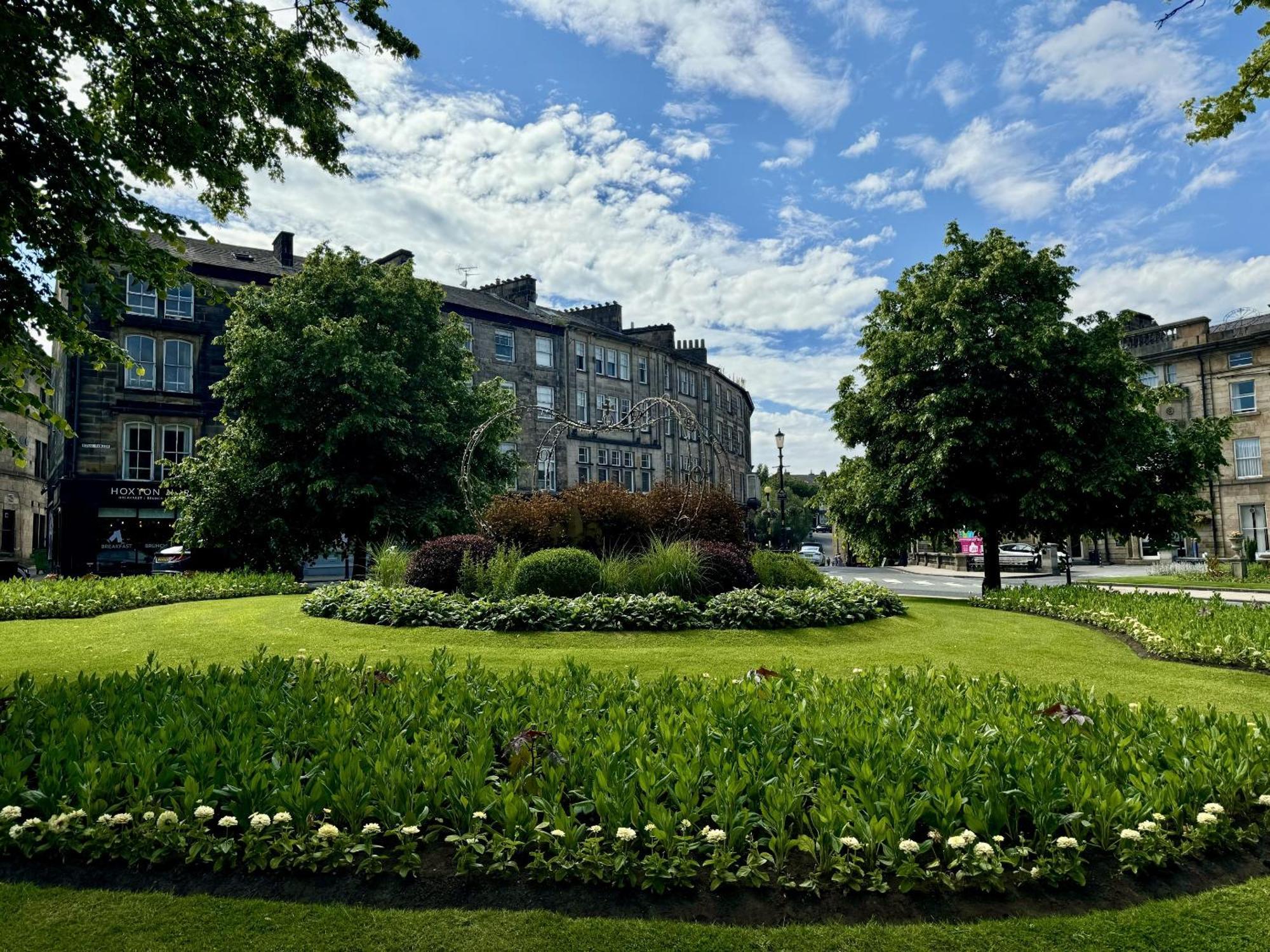 The Yorkshire Crown - Luxury Apartment - Free Parking Nearby Harrogate Exterior photo